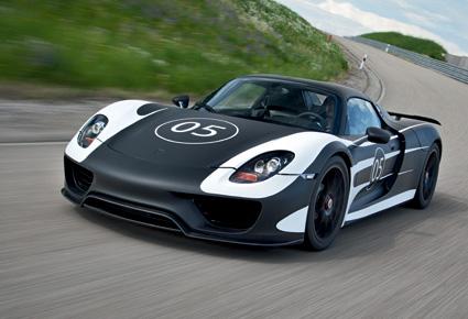 عرض نادر لنموذج سيارة "918 سبايدر" في أبوظبي 